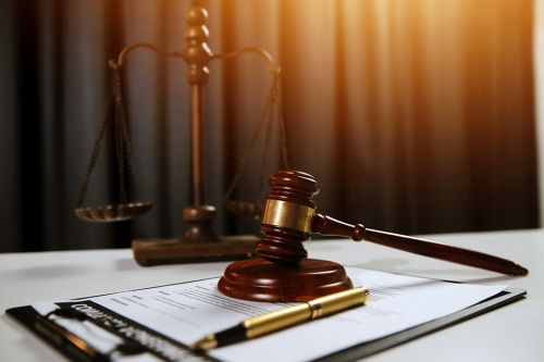 Foto: Richterhammer und Waage