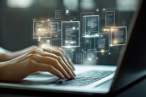 Foto: Finger tippen auf Laptoptastatur