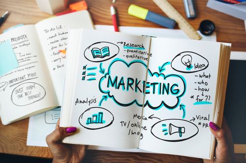 Foto: Notizbuch mit Marketingplanung darin