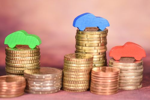 Foto: Geldmünzen und Holzautos